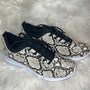 Snakeprint sneakers